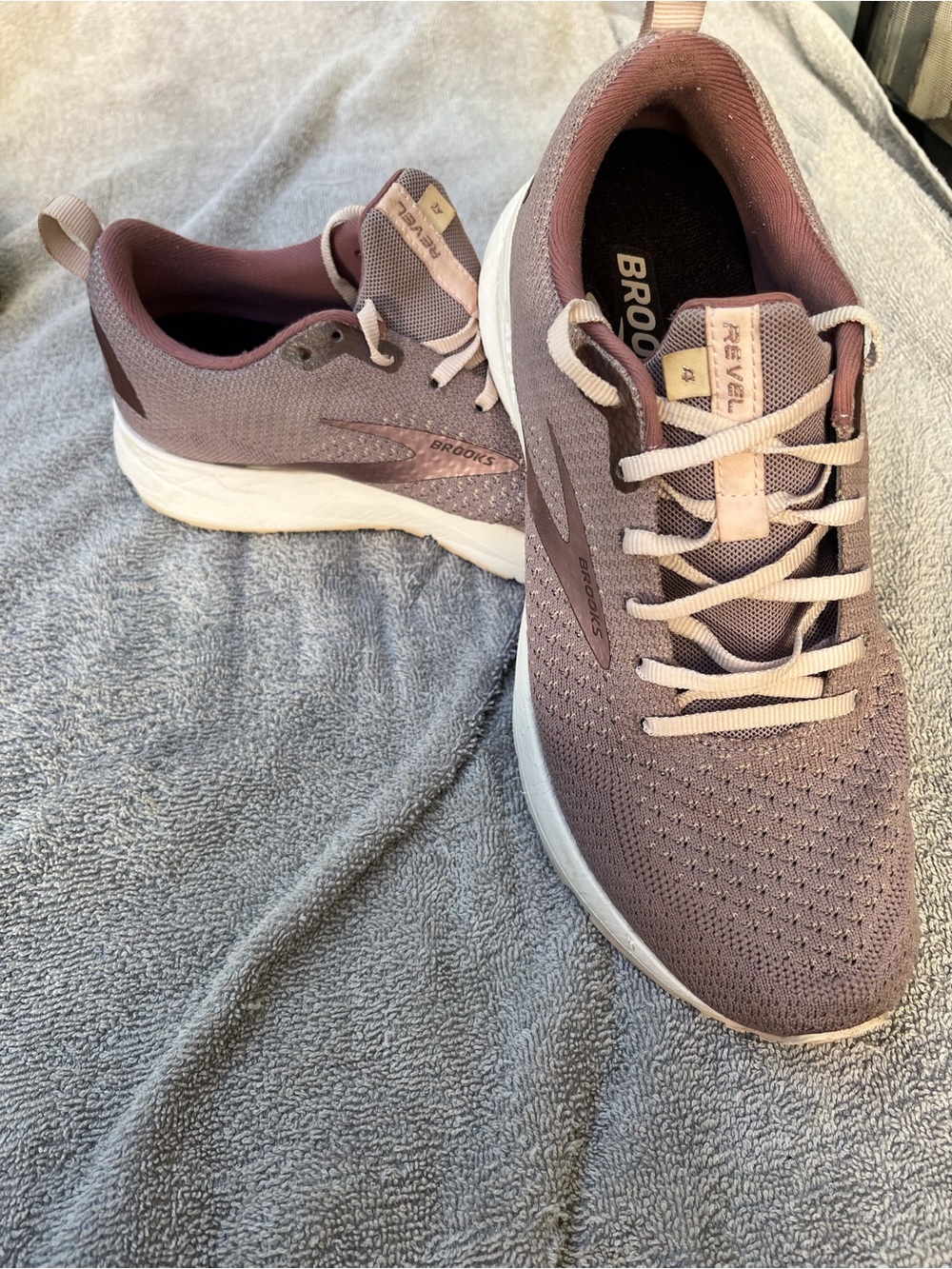 Brooks revel4 Women's Running Shoes in Mauve Pink